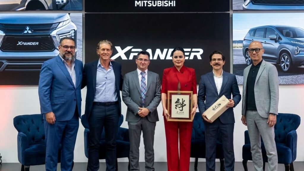 Mitsubishi Vallejo o foto de inauguración con Ah-kin Vázquez