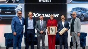 Mitsubishi Vallejo o foto de inauguración con Ah-kin Vázquez